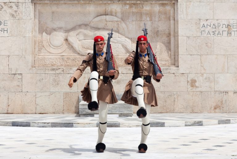 Смена караула у Греческого парламента в Афинах